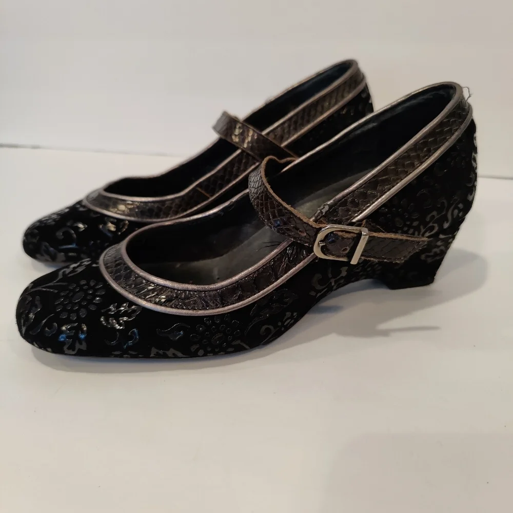 Kelle Comfort Yuki Floral Suede Pumps